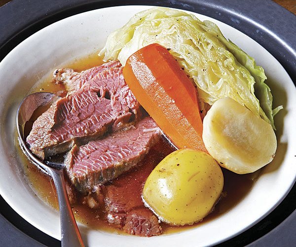 爱尔兰腌制牛肉和蔬菜配莳萝泡菜辣根奶油和吉尼斯芥末酱